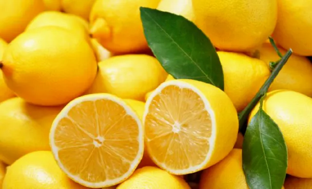 Le citron pour éclaircir le teintPressez le jus d’un